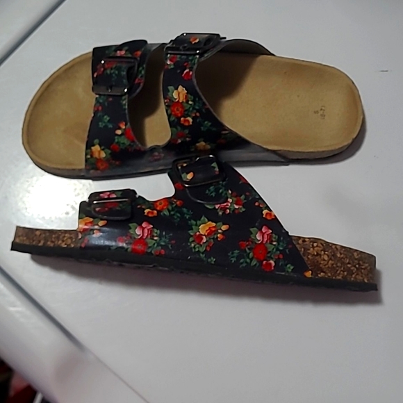 Woman's slides - Picture 2 of 6